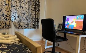 Park View Serviced Apartment - Next To Northolt Tube Station - Near Central London & Wembley